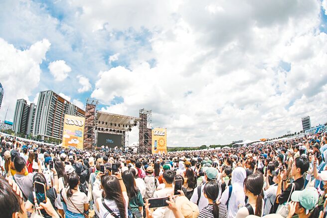 「D-ONE第一大天地」举办动土典礼的同时也开办「好日音乐野餐市集」，现场挤得水泄不通。  （第一大国际开发公司提供）