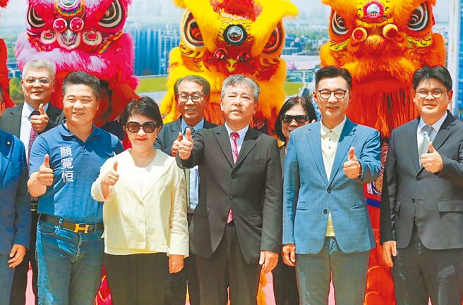 台中市长卢秀燕说，「D-ONE第一大天地」有望对城市经济、贸易、农业带来爆发性成长。左起依序为国民党立委顏宽恒、台中市长卢秀燕、第一大国际开发公司董事长岛原荣一、立法院副院长江启臣、铁道局长杨正君。（第一大国际开发公司提供）