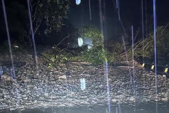 蘇花震後每逢大雨就坍塌 鐵公路頻繁中斷 徐榛蔚喊話中央