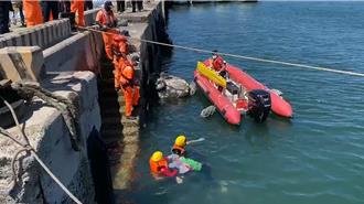 澎湖製冰冷凍廠前驚現浮屍    警消鑽兩船縫打撈上岸