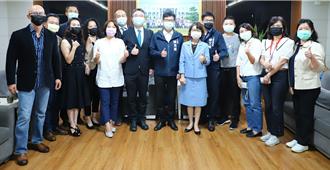 高雄美国学校董事拜访市长解决教师荒   合影邀功挨酸「小丑」   家长赔3万