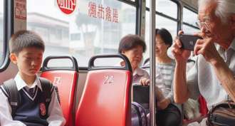 台中長者搭公車沒被讓博愛座 怒持手機拍小學生引網友撻伐