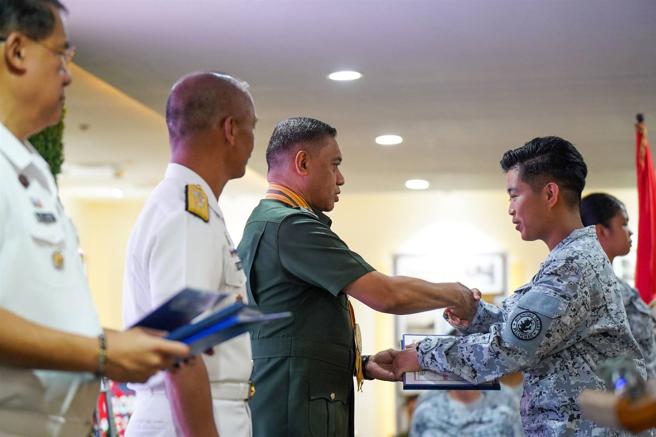 布勞納（左3）出席後備部隊結訓儀式，宣示將持續強化後備戰力應對潛在挑戰。（取自菲國武裝部隊臉書）