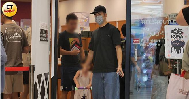 当了爸爸后的JR父爱爆棚，从父女互动可以看出他花了不少心思在陪伴与教育女儿。（图／本刊摄影组）