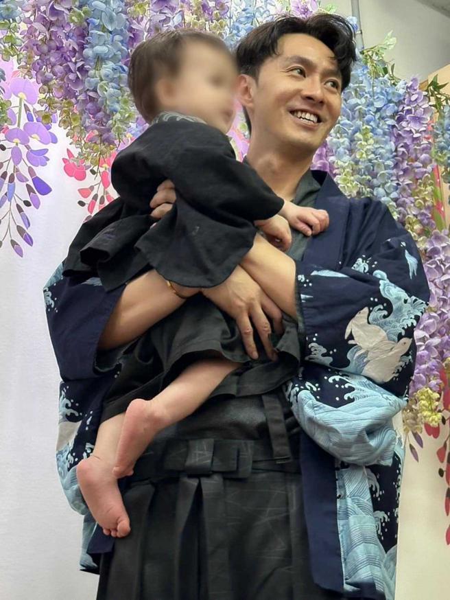 张雁名对儿子相当疼爱，对于照顾儿子一事乐在其中。（图／翻摄自张雁名脸书）