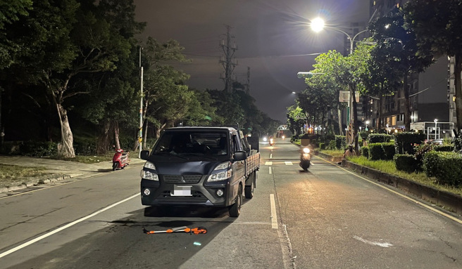 谢女走在斑马线遭惨撞导致头部受ˋ商、上颚骨折，徐姓小货车男驾驶疑似恍神酿祸。（翻摄画面）