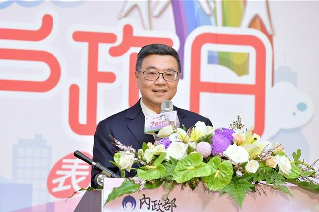 行政院长卓荣泰参与全国户政日活动时，脱口称户政单位可把适婚年龄的未婚青年，或结婚好几年还没生子的民眾，资料勾稽给相关单位介绍奖励政策。此言一出，引发网友议论，质疑政府是「查水表？」（行政院提供）