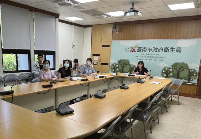 新冠肺炎疫情、流感、肠病毒持续升温，台南市卫生局1日线上召开「台南市COVID-19医疗分流与诊治专案会议」。（台南市卫生局提供／曹婷婷台南传真）