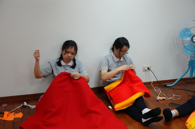 不論是手縫服裝、製作道具等，全都不假他人之手。(照片/慈濟大學提供)
