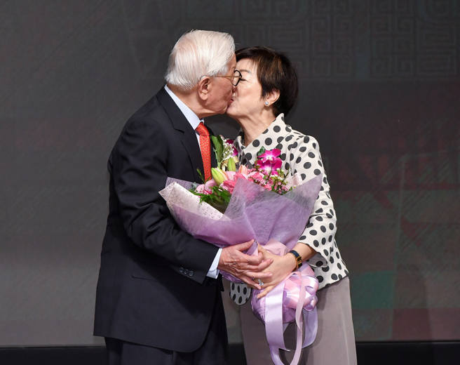 圖為2023年11月9日，台積電創辦人張忠謀（左）獲頒首屆李國鼎獎，夫人張淑芬一同出席並上台獻花獻吻。(中時資料照)