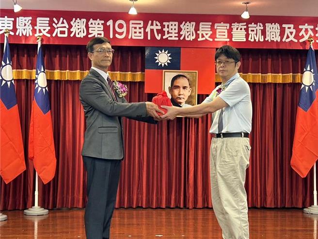 屏东县议员郑清原2日质询时指称，现任长治乡代理乡长曾龙阳疑似行政不中立，利诱代表、村长支持特定选举人。（谢佳潾摄）