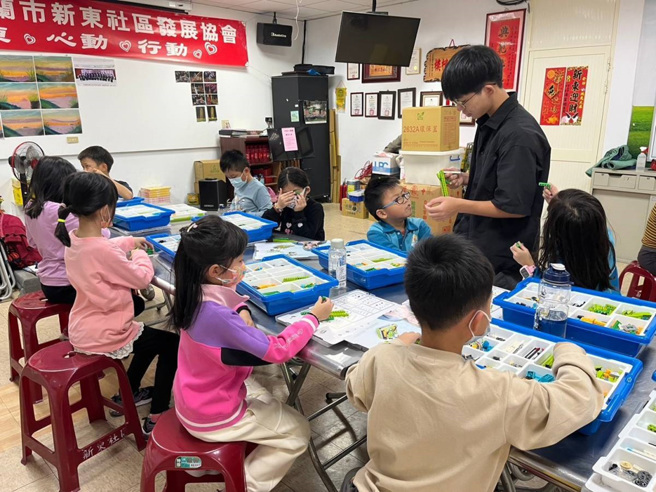 宜樂方程式與宜蘭新東社區陪課中心合作，透過長期的課輔陪伴，希望培養孩子的品行。(照片/教育部提供)