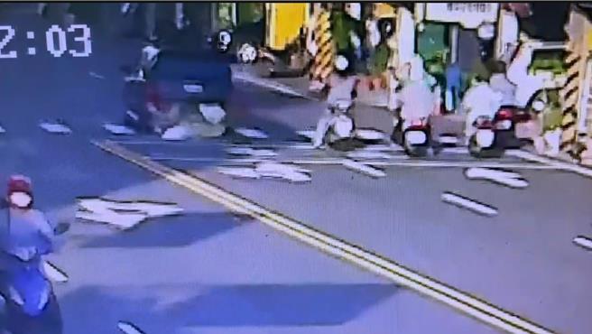 鳳山一輛休旅車所載碎石掉落路面，駕駛僅撿起包裝袋後就瀟灑離去，留下滿地碎石，險讓後方車輛閃避不及。（警方提供／任義宇高雄傳真）