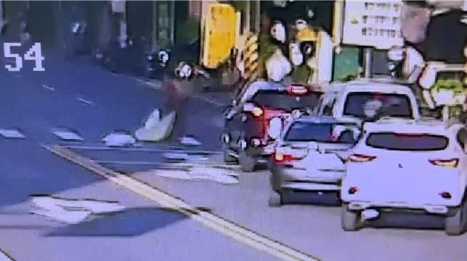 鳳山一輛休旅車所載碎石掉落路面，駕駛僅撿起包裝袋後就瀟灑離去，留下滿地碎石，險讓後方車輛閃避不及。（警方提供／任義宇高雄傳真）