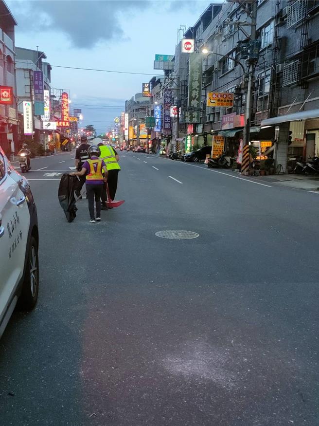 警方接獲報案趕緊前往交維，同時通報清潔隊前往掃除，並調閱監視器畫面通知車主到案說明。（警方提供／任義宇高雄傳真）