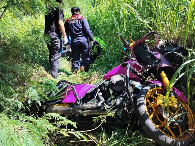 台26線尖山段區間測速檢修中，有紅牌哈雷重機騎士行經該路段，彎轉時失控衝進路旁樹叢中，熬了3個小時才獲救。（屏東縣消防局提供／羅琦文屏東傳真）