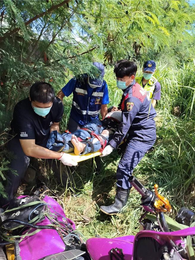陳姓騎士雙腿骨折，手機摔飛，幸好找3個小時終於找到，才能順利報案，救護人員合力將他送醫。（屏東縣消防局提供／羅琦文屏東傳真）
