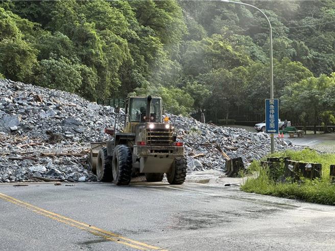 对流云系发展旺盛影响，花莲昨晚降下大豪雨，台9线苏花公路崇德段多处发生土石流，阻挡双向通行，由于坍土石泥流总量大，公路局原本预估今天中午12时能抢通，但后来发现灾点增加，开放通行时间将延至傍晚5时。（摘自脸书粉专「宜花东灾害通报」／罗亦晽花莲传真）