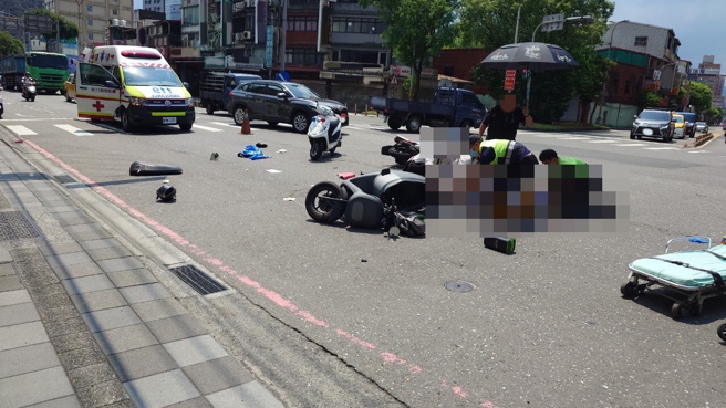 汐止大同路1日發生嚴重車禍，2名騎士傷重送醫。（葉庭欣/翻攝）