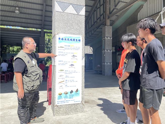 台东县鹿野乡青少年文化成长营捕鱼祭导入流域保育，部落青少年女学习辨识原生种、外来种。（萧嘉蕙摄）