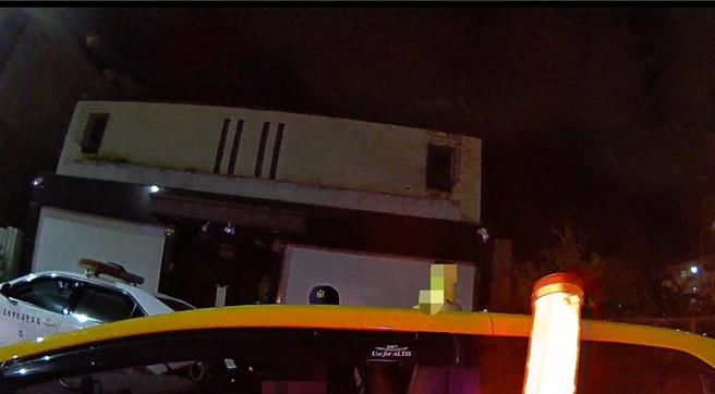 周姓驾驶开着计程车被拦检，测得酒测值超标被送办。（翻摄照片／洪靖宜高雄传真）