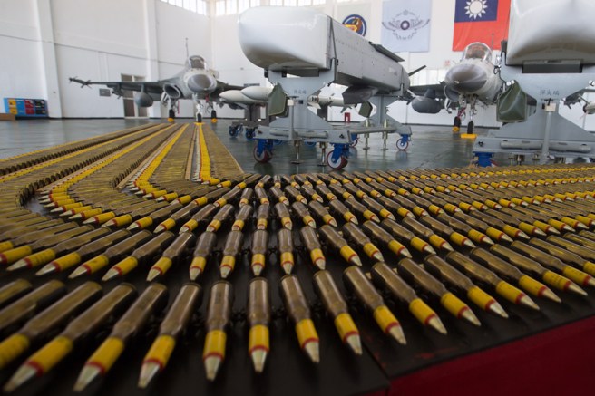 仅为弹药示意图，非文中所指内容。图为国军展示IDF战机万剑弹、天剑一型飞弹、天剑二型飞弹、20mm炮弹。（资料照／杜宜谙摄）