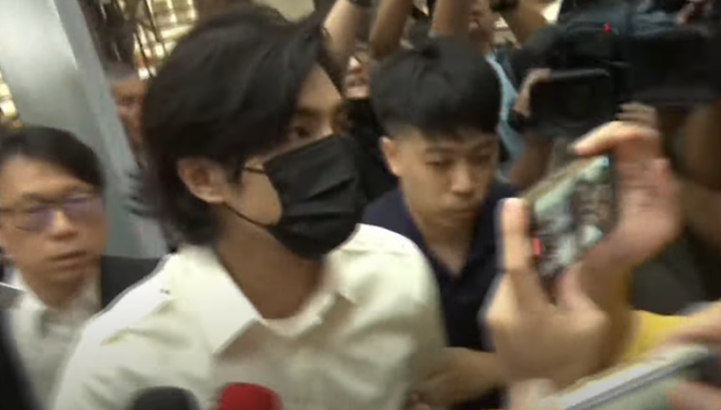 贺军翔现身北检说明。( 翻摄直播画面 )