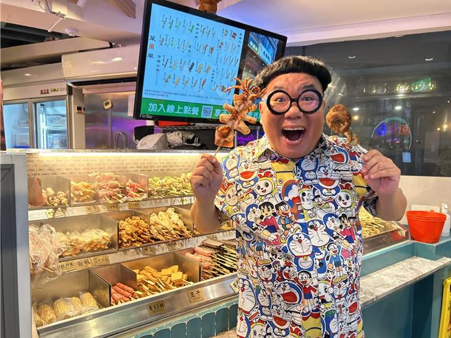 蜆仔走出陰霾打造「蜆仔哥懂吃懂吃」單元，介紹美食。（大聲公工作室提供）