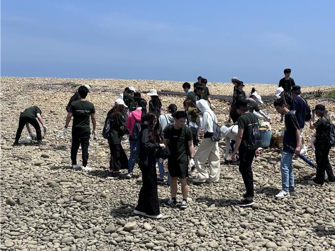 蕾娜塔髮品2日攜手14家知名美髮沙龍，共計120 位志願者齊聚桃園竹圍漁港進行淨灘活動。（姜霏攝）