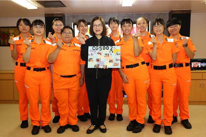 海委會主委管碧玲（前中）於7月2日感謝新竹艦上的10名女船員參與護漁任務。（海委會提供／林瑞益高雄傳真）