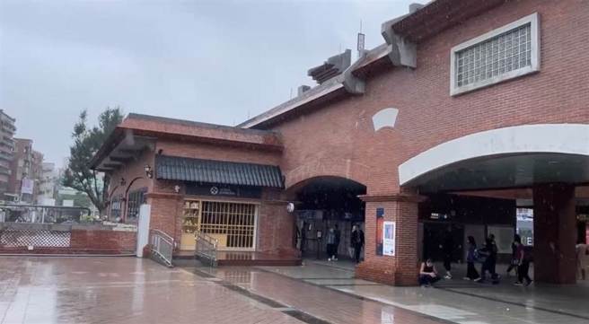 美魔女淡水捷运站「狂战」小18岁男友，两人下场曝。(中时资料库)