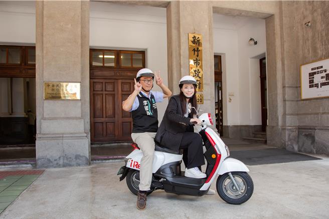 新竹市长高虹安（右）2日宣布，7月10日起iRent（和云行动服务公司）共享机车也将正式进驻竹市。（新竹市政府提供／陈育贤新竹传真）