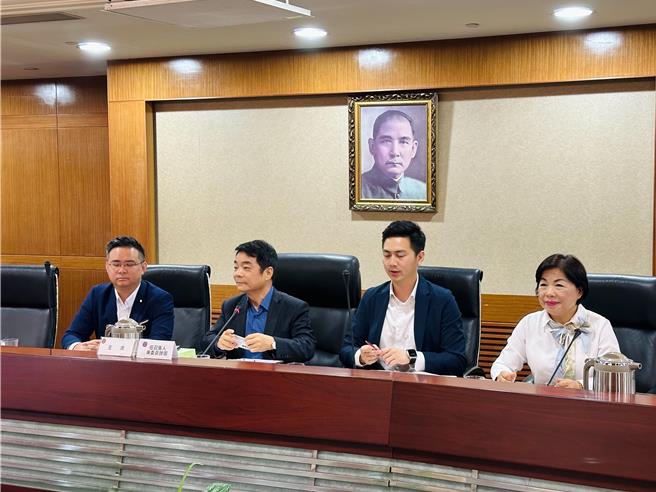 国民党立委杨琼璎上午偕同黄健豪、廖伟翔，在审查前拜会交通部次长伍胜园，强调很高兴可行性研究获交通部通过。（杨琼璎提供）