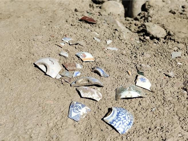 出土的陶瓷器多是日據時代中後期從日本進口的餐飲用瓷，部分是「北投窯」產物。（雲林縣府提供）