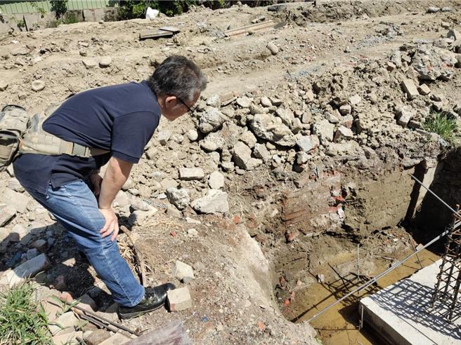 北港鎮小北百貨基地地層磚塊多為近代磚土。（雲林縣府提供）