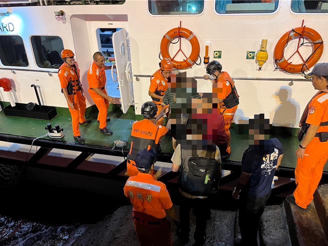 连江县北竿乡1名男性乡亲1日晚间因消化道出血，海巡署通报马祖海巡队派艇驰援后送连江县立医院就医。（马祖海巡队提供）