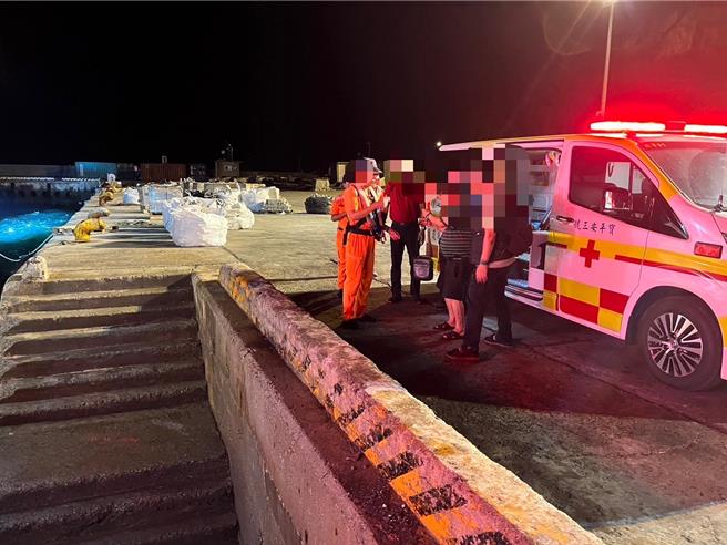 马祖海巡队派艇驰援，将患者后送连江县立医院就医。（马祖海巡队提供）