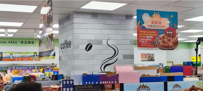 移工團體One-Forty與超商合作打造「移民工友善服務計畫」，包括超商事務機多國語言，移工常用服務的溝通墊板，如清真認證或標示無豬肉等多元東南亞商品，更推動文化親善交流等友善措施，盼讓移工願意走進超商。（林良齊攝）