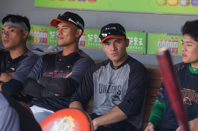 統一獅與旅美海歸好手陳聖平（右二）簽下2.5年的複數年合約，最外本周於一軍登錄出賽。（統一獅提供）