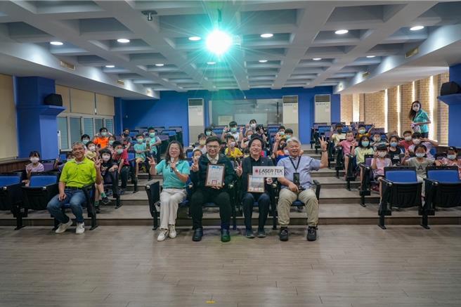 民进党立委赖瑞隆今（2）日再次与凤林国小、汉民国小合作举办向日葵暑期活力营队。（赖瑞隆办公室提供）