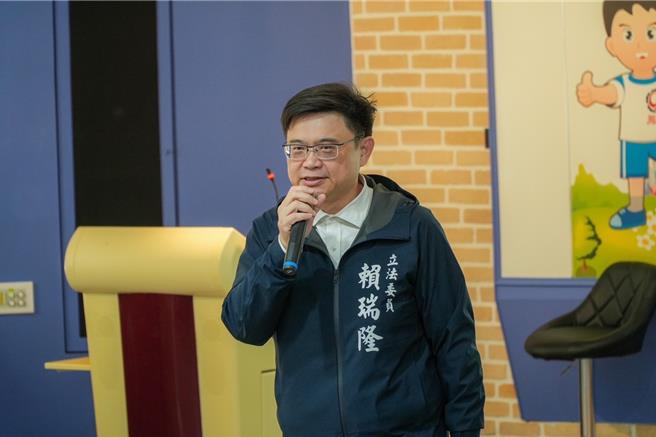 民进党立委赖瑞隆今（2）日再次与凤林国小、汉民国小合作举办向日葵暑期活力营队。（赖瑞隆办公室提供）