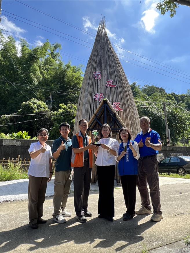 古坑乡大埔社区荣获第9届国家环境教育奖，云林县府前往贴红榜。（周丽兰摄）