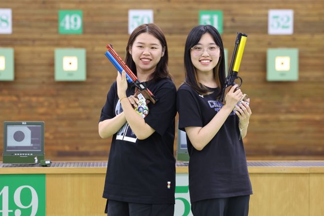 中華隊巴黎奧運射擊女子10公尺空氣手槍參賽者余艾玟（左）、劉恆妤。（杜宜諳攝）