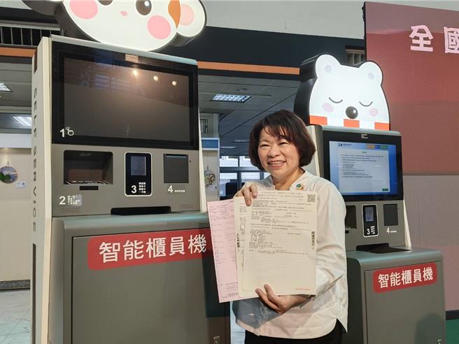 嘉义市今天启动地籍誊本及税务服务智能柜员机，市长黄敏惠鼓励民眾使用。（廖素慧摄）