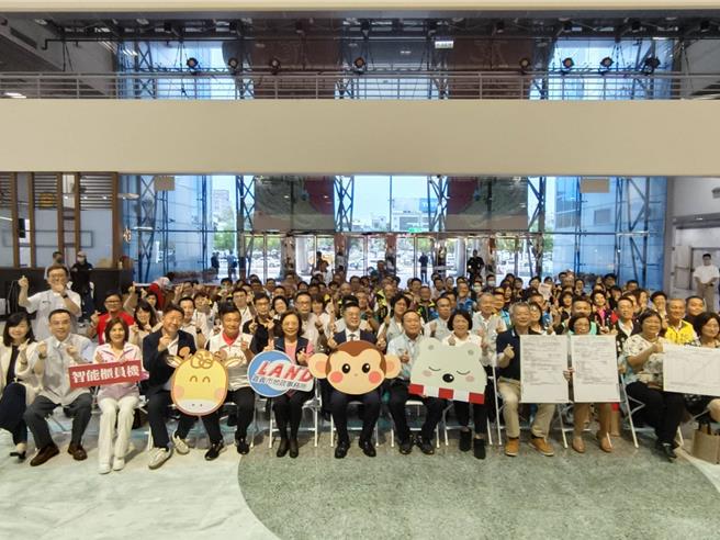 嘉义市今天启动地籍誊本及税务服务智能柜员机。（廖素慧摄）