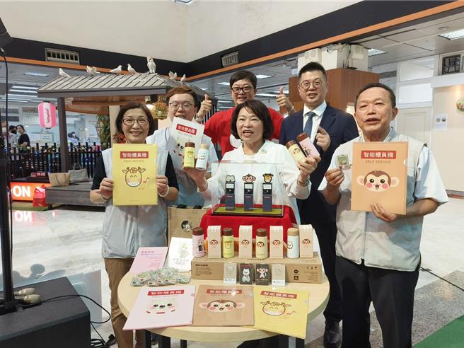嘉义市今天启动地籍誊本及税务服务智能柜员机，有丰富的抽奖礼品。（廖素慧摄）