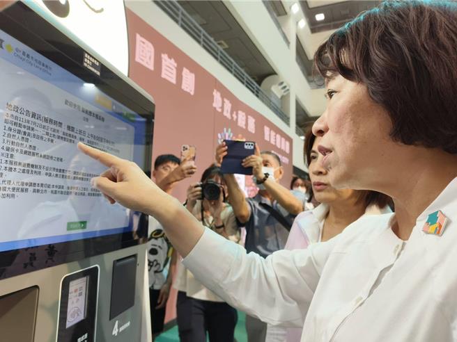 嘉义市长黄敏惠今天启用地籍誊本及税务服务智能柜员机。（廖素慧摄）