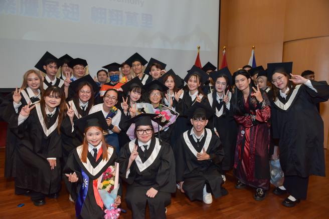 畢業生迎向人生未來挑戰。（圖／台鋼科大）
