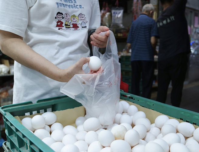 鸡蛋近日供过于求，库存爆量恐导致蛋农、蛋商双输。（示意图／资料照）