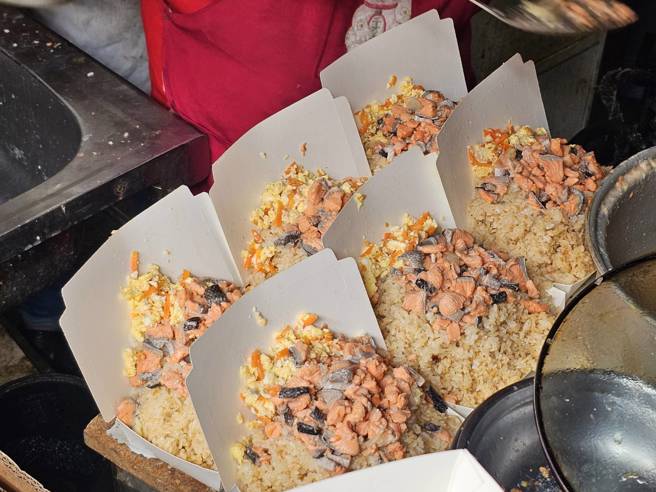 巨无霸鲑鱼炒饭超惊人，一般人恐怕吃不完。(游定刚拍摄)